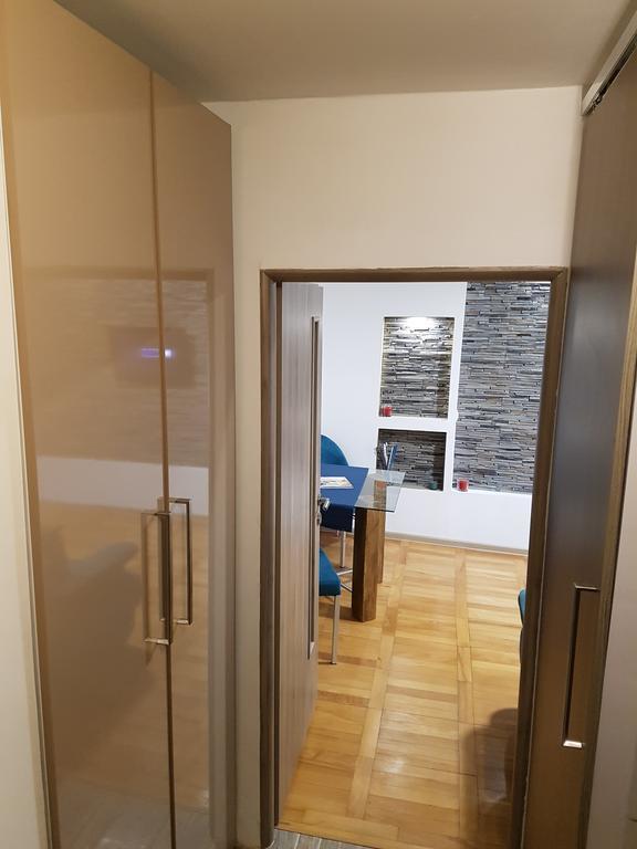 Woodstone Apartment Ploieşti Exteriör bild