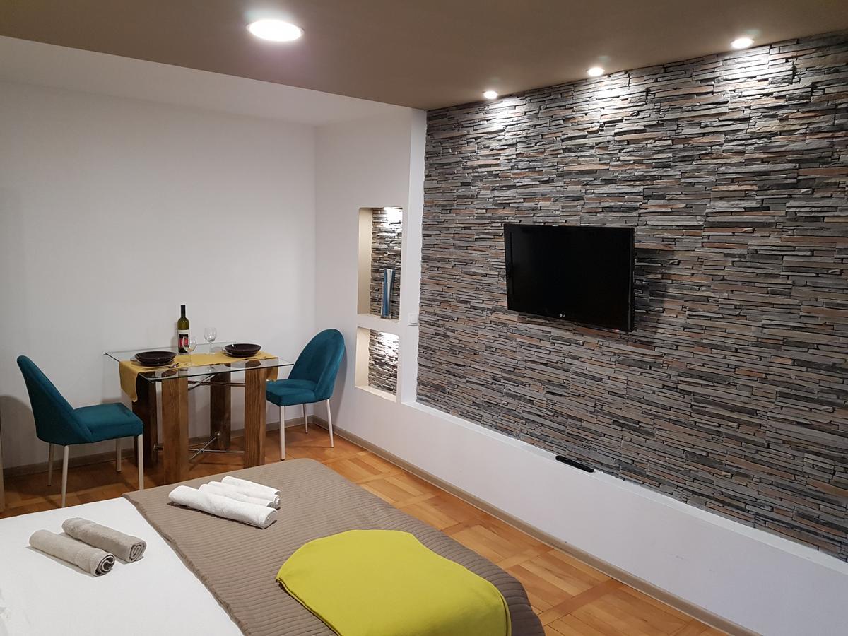 Woodstone Apartment Ploieşti Exteriör bild