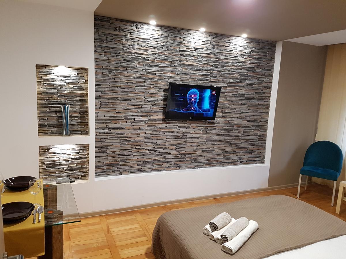 Woodstone Apartment Ploieşti Exteriör bild